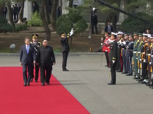 Ảnh: Ông Kim Jong-un là lãnh đạo đầu tiên của Triều Tiên tham gia duyệt đội nghi thức Hàn Quốc