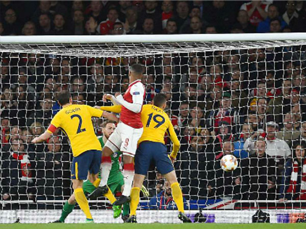 Arsenal bị Atletico Madrid cầm hoà dù chơi hơn người từ phút thứ 10