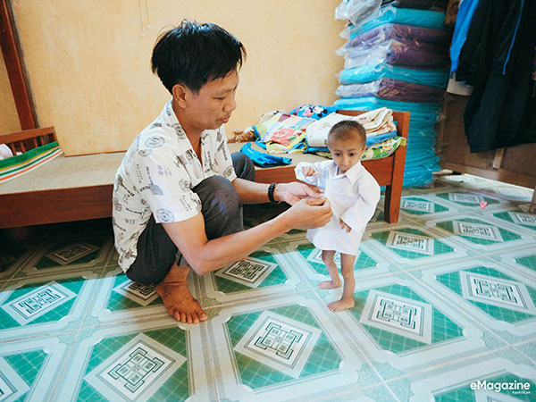 Chuyện cổ tích có thật về người thầy hiệu trưởng - 'cha nuôi' của cậu bé tí hon 10 tuổi nặng 3,9 kg