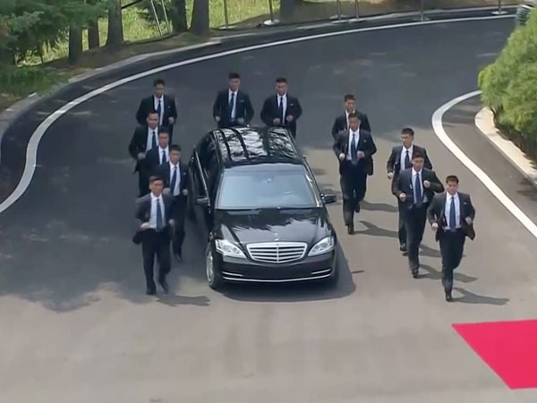 Dàn cận vệ đông đảo của ông Kim Jong Un tại bữa trưa
