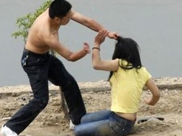 Dân mạng phẫn nộ tột cùng trước câu chuyện cô gái bị cả chồng lẫn bố chồng đánh sẩy thai vì to tiếng với mẹ chồng