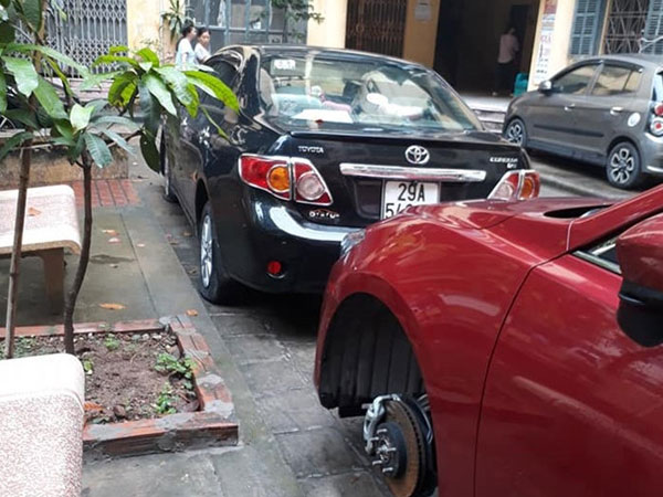 Gần chục ôtô của người dân bị rạch lốp lúc sáng sớm