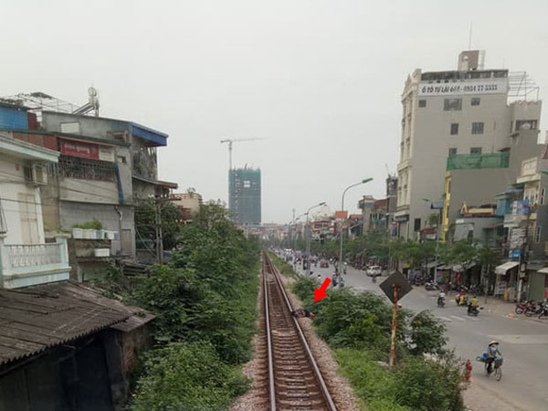Hà Nội: Thanh niên gối đầu lên đường ray ngủ ngon lành khiến cả đoàn tàu phải dừng lại để gọi dậy