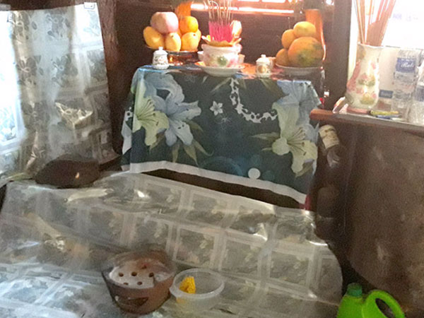 Hàng trăm người ùn ùn kéo đến thắp nhang cho cái lò dính chặt vào nền nhà bếp