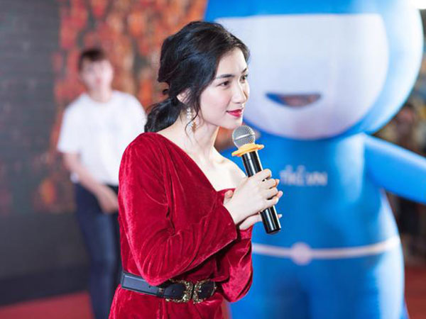 Hòa Minzy hoang mang kể lại câu chuyện bị Hội Thánh đức chúa trời tiếp cận khi đi hát