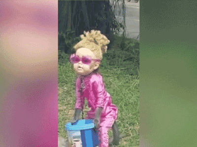 Khỉ mặc đồ, đeo mặt nạ búp bê đứng xin tiền, dọa người đi đường khiếp vía