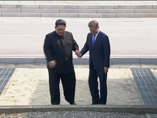 Kim Jong-un cam kết không quấy rầy giấc ngủ của Moon Jae-in bằng tên lửa