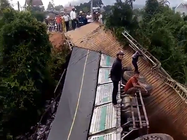 Lâm Đồng: Xe chở quá tải gần gấp 4 lần làm sập cầu, rơi xuống sông