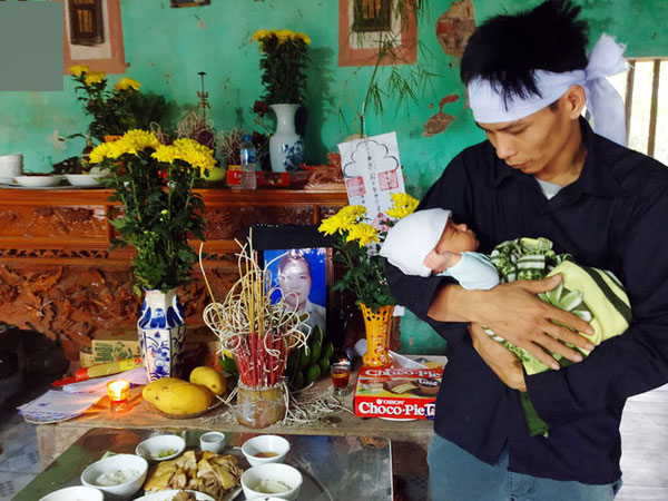 Người mẹ trẻ bị sét đánh tử vong: Con trai 45 ngày tuổi liên tục mớm miệng tìm sữa mẹ