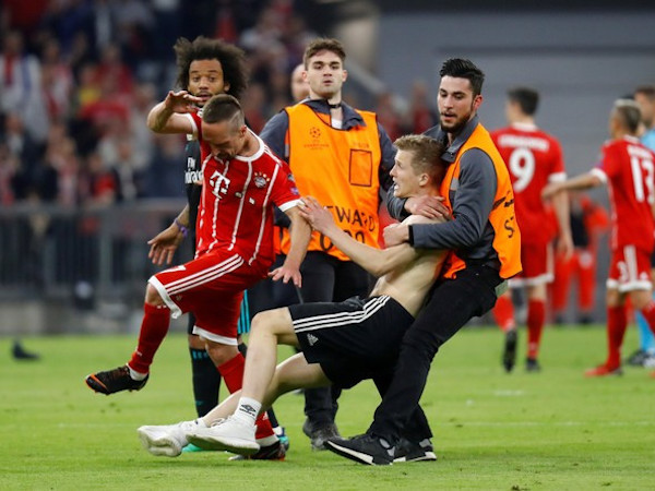 Sân Allianz Arena của Bayern Munich bị UEFA điều tra