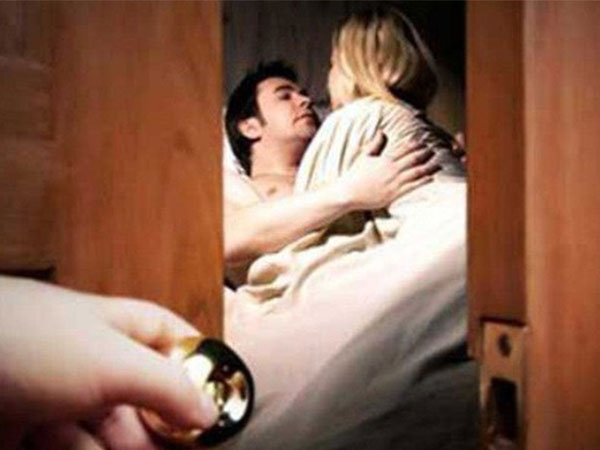 Sốc vì chồng lên giường với bạn thân của con gái