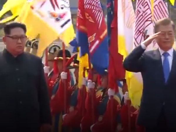 Video: Cờ hoa, quân nhạc và cái nắm tay nồng thắm tan băng quan hệ liên Triều