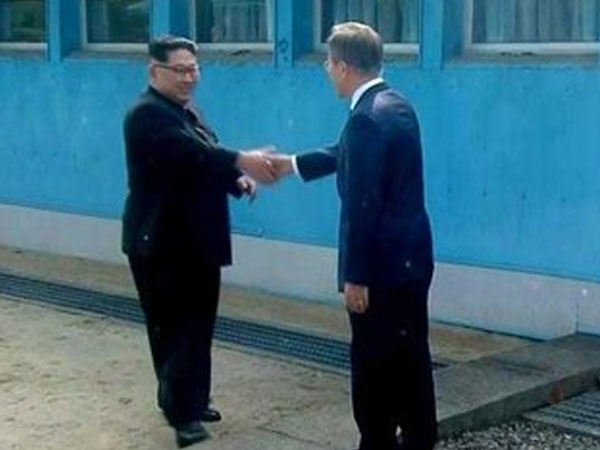 Video: Khoảnh khắc bước chân lịch sử của Kim Jong Un