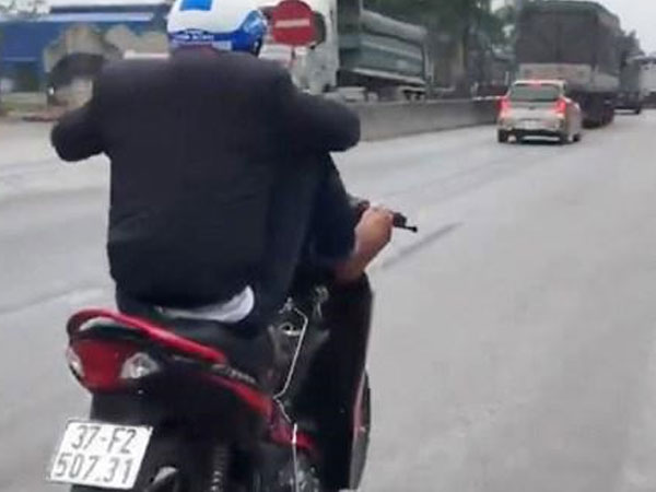 Clip: Nam thanh niên vừa lái xe máy bằng 2 chân vừa xem điện thoại trên QL.1A ở Nghệ An