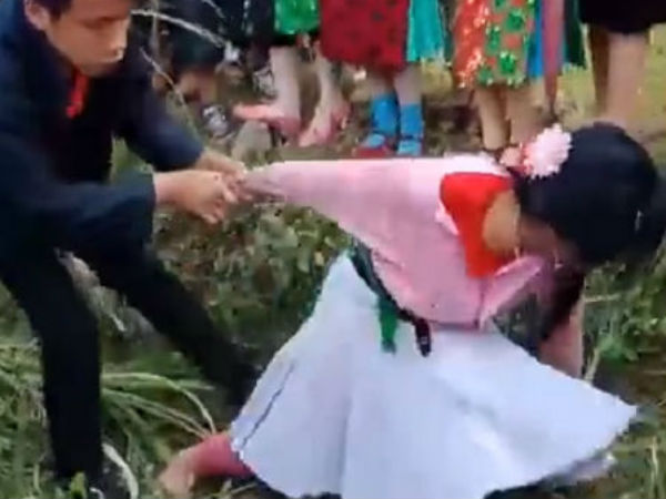 Clip: Thiếu nữ gào khóc, vùng vẫy thoát khỏi nam thanh niên khi bị bắt về làm vợ