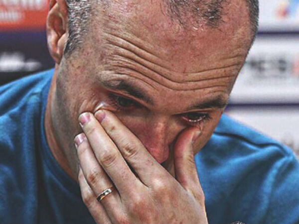 Iniesta rơi lệ khi thông báo chia tay Barca
