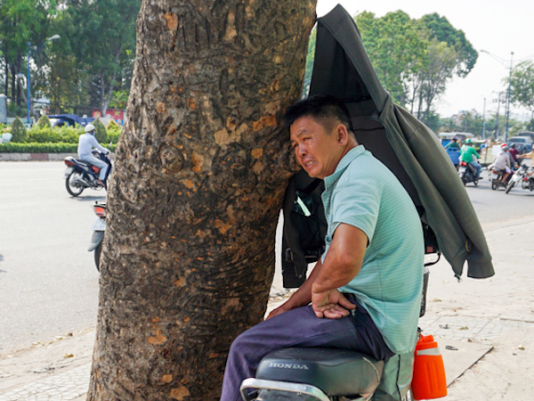 Người Sài Gòn vật vã trong nắng nóng oi bức