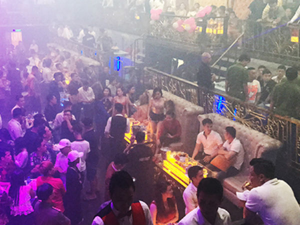 Quán bar trung tâm Sài Gòn bị cảnh sát phong toả, tìm ma tuý