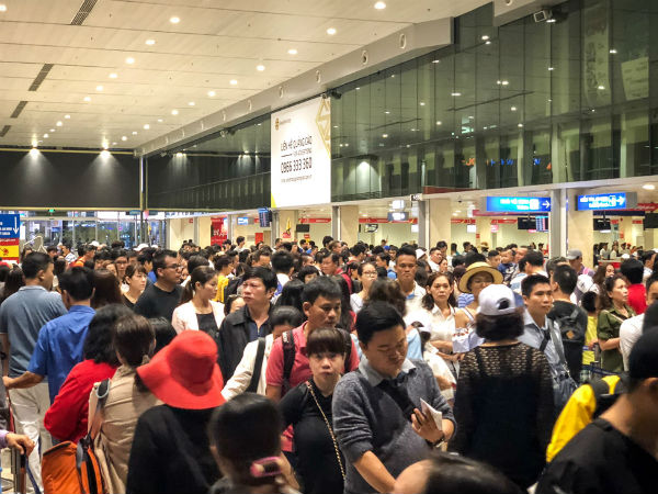 Sân bay Tân Sơn Nhất quá tải, nhiều người ngủ gục chờ check-in