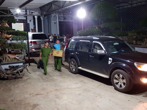 Thu giữ nhiều đồ vật, tài liệu của 'trùm' buôn gỗ Phượng râu
