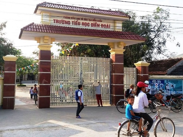 Tố nhà trường lạm thu, gần 200 phụ huynh cấm con đến lớp