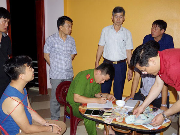 30 người đánh bạc trong căn nhà bốn tầng ở Hà Nam