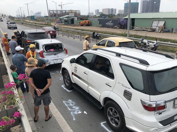 9 ô tô tông liên hoàn trên cao tốc, giao thông ùn tắc nghiêm trọng