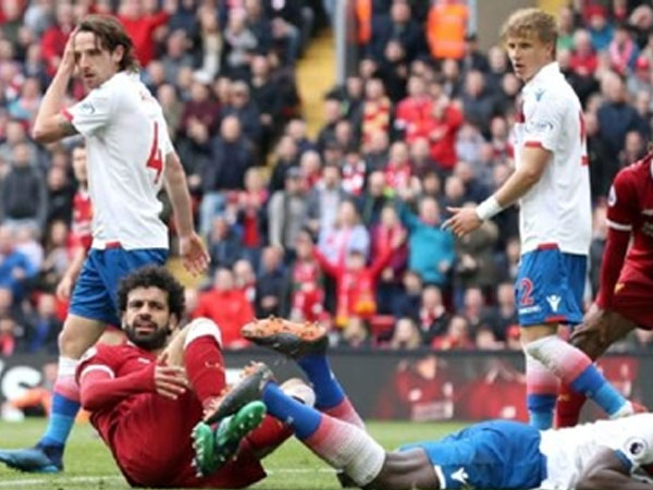 Klopp phàn nàn khi Salah liên tục bị triệt hạ