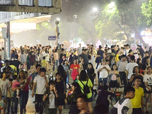 Người dân 2 miền đổ xuống đường vui chơi dịp lễ 30/4: Hà Nội đông đúc, Sài Gòn bình yên
