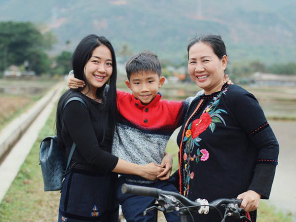 Nữ Giám đốc làm mẹ đơn thân tiếp tục gây bão MXH khi chia sẻ quan điểm: Sự nuông chiều của cha mẹ tạo nên những đứa con vô ơn