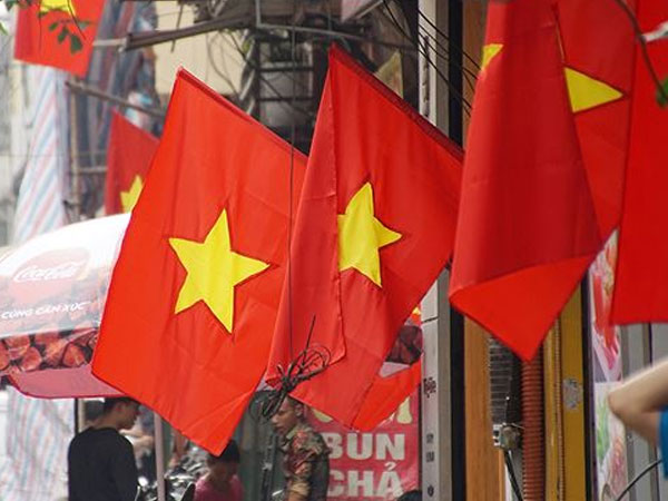 Phố phường Hà Nội rực rỡ cờ đỏ sao vàng mừng ngày thống nhất