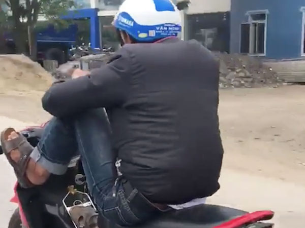 Thanh niên lái xe máy bằng chân bị cảnh sát triệu tập