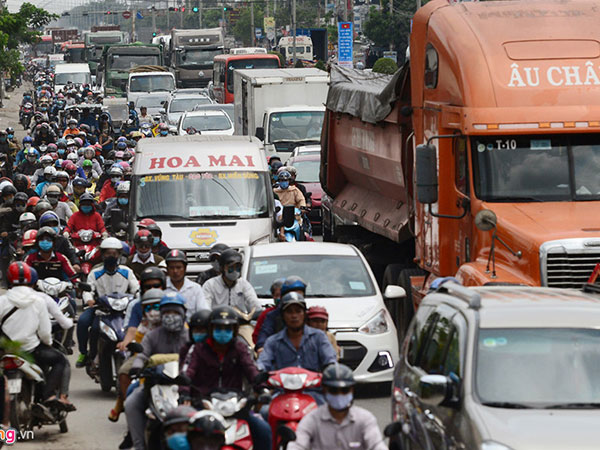 Trạm thu phí ở Vũng Tàu xả cửa vì người dân ùn ùn đi nghỉ lễ