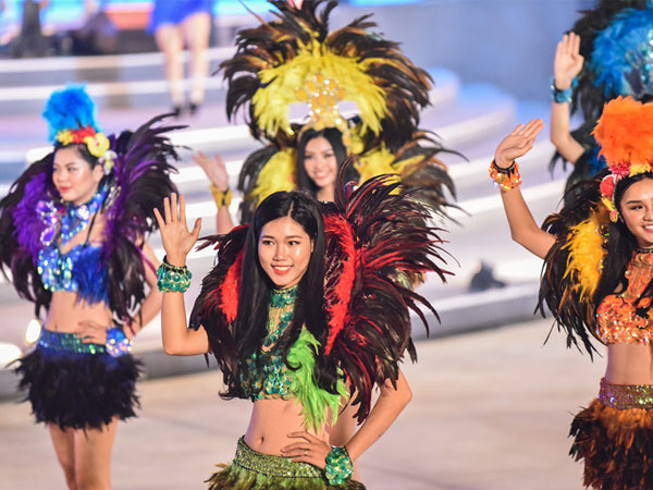 Video: Lễ diễu hành rực rỡ sắc màu tại Carnaval Hạ Long 2018