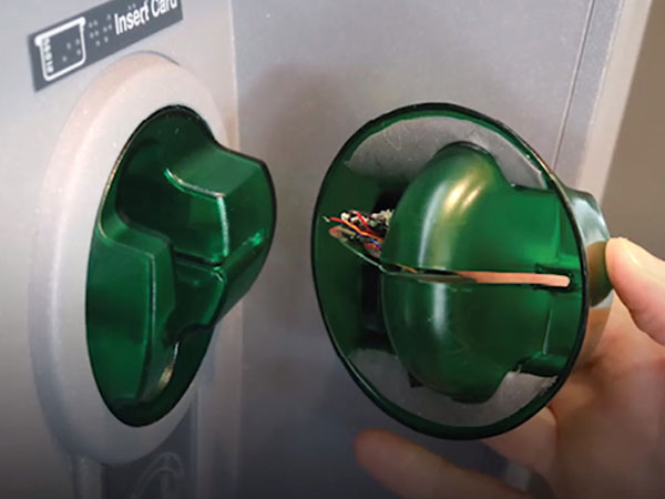 Video: Nghi vấn kẻ gian đặt thiết bị skimming tại ATM rút tiền khách hàng