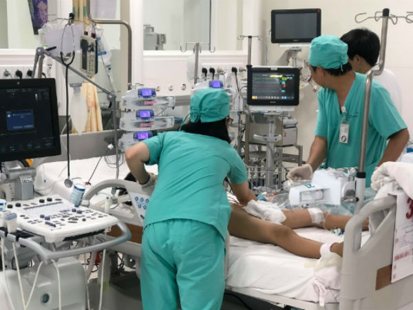 Bé trai 9 tuổi suýt chết sau vài ngày nôn ói, đau ngực