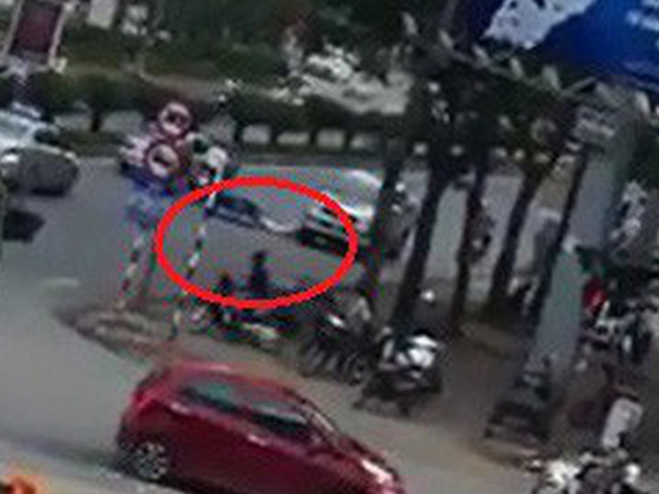 Clip phẫn nộ ở Nghệ An: Đi ngược chiều bị chặn, tài xế hung hăng lùi xe đâm trúng người