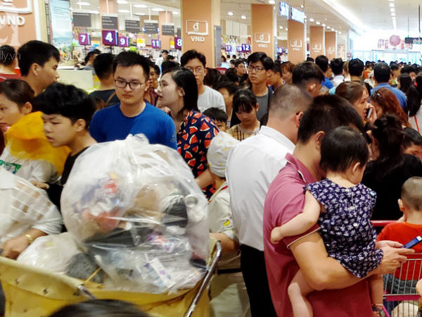 Hà Nội: Siêu thị kẹt cứng, người dân xếp hàng mua đồ ăn, trẻ nhỏ mệt nhoài ngủ gục trên vai cha mẹ
