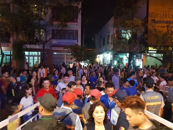 Hàng ngàn người chen kín tìm chỗ đẹp xem Lễ hội pháo hoa Đà Nẵng