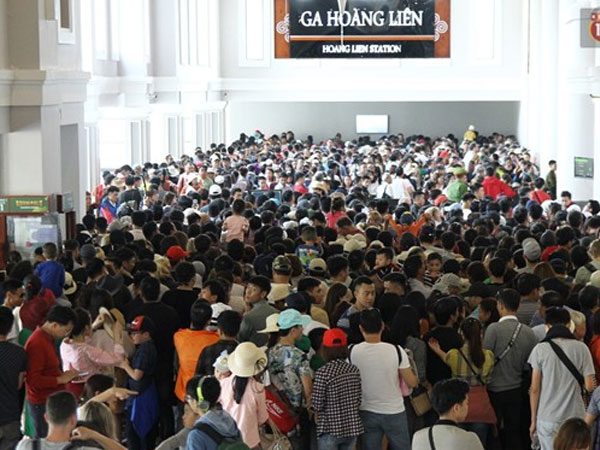 Hàng nghìn người xếp hàng chật kín chờ mua vé cáp treo lên đỉnh Fansipan ngày 30/4