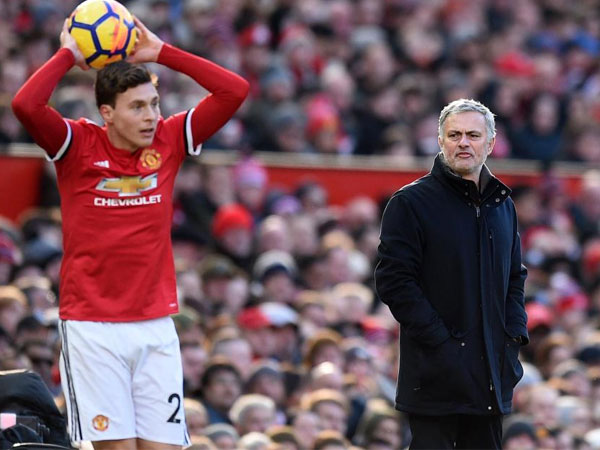 MU cho mượn Lindelof, sóng ngầm nổi lên ở Liverpool