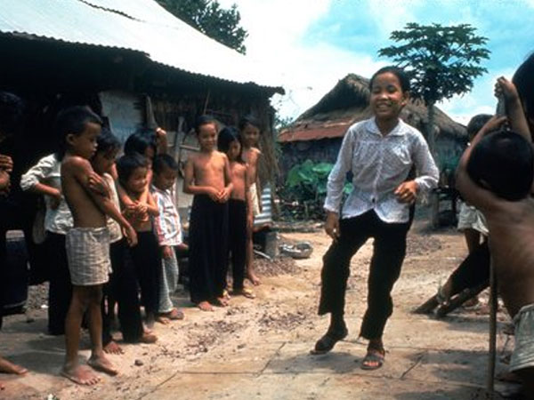 Tình bạn trong bom đạn của cô bé mất chân và nhiếp ảnh gia Mỹ