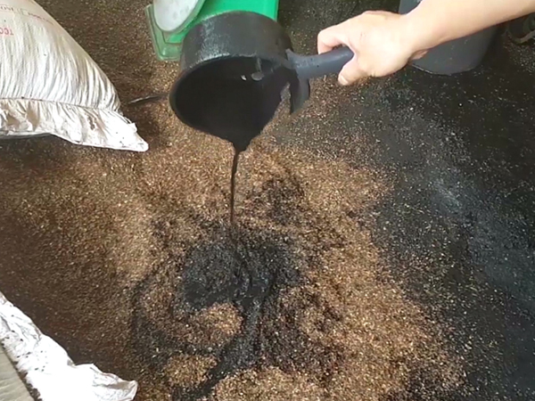 Vụ trộn pin và đất đá vào hồ tiêu: Bộ NNPTNT vẫn chưa lên tiếng