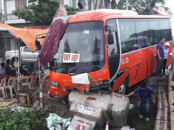 Xe khách mất lái suýt lao xuống sông khiến nhiều người hoảng sợ