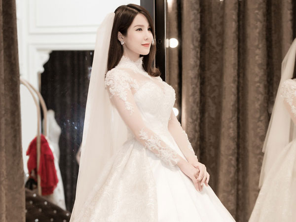 Diệp Lâm Anh đẹp mong manh đi thử váy cưới trước ngày trọng đại