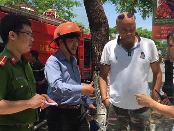 Du khách nước ngoài cứu 2 trẻ em trong ngôi nhà cháy bị khóa cửa