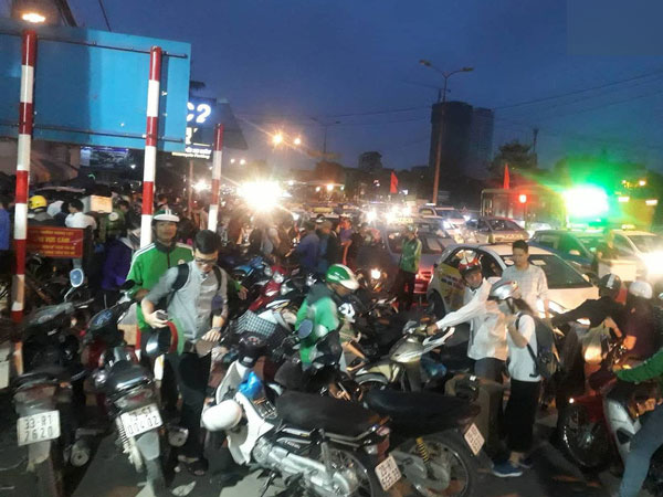 Hơn 4h sáng ngày 1/5, dòng người đã ùn ùn đổ về Hà Nội sau kỳ nghỉ lễ kéo dài