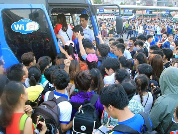 Người dân mệt nhoài trở lại thành phố sau kỳ nghỉ lễ 30/4