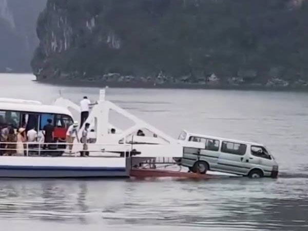 Ô tô 16 chỗ suýt trôi xuống biển khi qua phà đi Tuần Châu