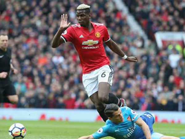 Tiền vệ Arsenal bị ví như trẻ con khi để Pogba qua mặt